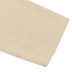 Primo piano del tessuto piqué traspirante e delle cuciture di una polo beige a maniche lunghe.