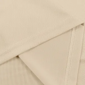 Dettaglio macro del tessuto beige della polo e cuciture dei bordi di alta qualità.