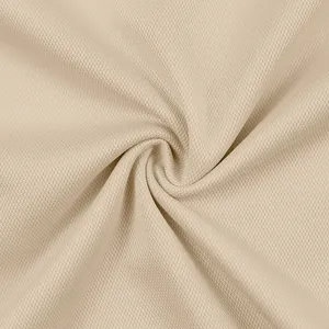 Dettaglio ravvicinato della trama in micro-mesh traspirante del tessuto polo beige