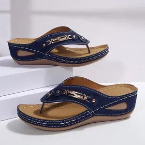 Chanclas de cuña azul marino con hebilla de pedrería y costuras blancas