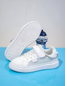 Λεπτομέρεια από λευκά παιδικά sneakers πλατφόρμας με κυματιστή σόλα από καουτσούκ