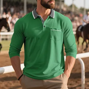 Detail van een groen poloshirt met lange mouwen en zak in een paardensportomgeving