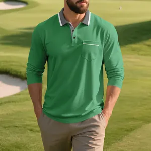Detailopname van een heren groene polo met lange mouwen en borstzak op de golfbaan