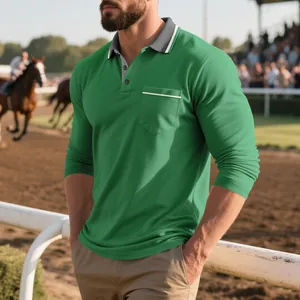 Detailopname van het groene poloshirt met de focus op het zakontwerp en de contrastkraag