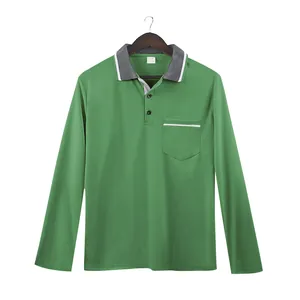 Detailweergave van een groen poloshirt met lange mouwen, grijze kraag en een borstzakje