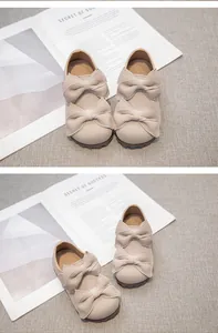 Elegante beige Mädchenschuhe mit stilvollem Doppelbogen-Design und weicher Sohle.