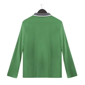 Achteraanzicht van een groene polo met lange mouwen en een gestreepte kraag op hanger
