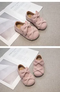 Vorderansicht rosa Kinderschuhe mit doppelter Schleife und weicher Sohle für Mädchen
