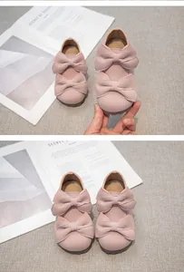 Detailansicht der rosa Mädchen-Prinzessinenschuhe aus Wildleder mit doppeltem Schleifen-Design