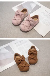 Detailansicht von Mädchen Prinzessin Schuhen mit Schleife in Rosa und Braun Wildleder