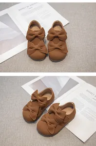 Detailansichten der braunen Mädchen-Prinzessinnenschuhe aus Wildlederimitat mit Schleifen.