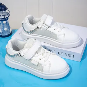 Κομψά λευκά κοριτσίστικα sneakers με πλατφόρμα, αναπνεύσιμο πλέγμα και μεταλλική αλυσίδα