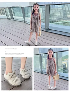 Detailansicht der eleganten cremefarbenen Mädchenschuhe mit Schleifen und weicher Sohle.