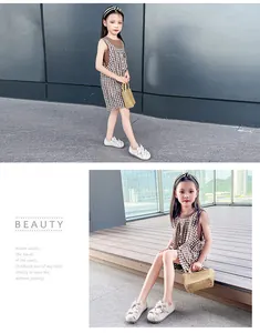 Detailansicht beige Mädchen Lederschuhe mit dekorativer Schleife am Modell