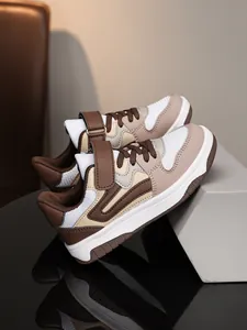 Gros plan de baskets en mesh marron pour enfants avec bride et semelle blanche