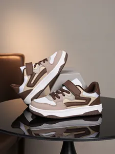 Gros plan détaillé des baskets décontractées pour enfants marron et beige avec velcro et lacets