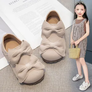 Elegantes zapatos beige para niña con doble lazo y una suela muy suave