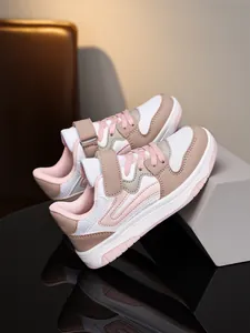 Vue détaillée des baskets roses et blanches pour enfants avec fermeture velcro