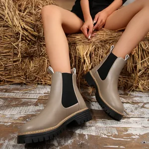 Vista detallada de botines Chelsea caqui para mujer con suela gruesa de goma.