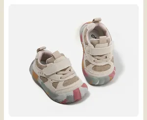 Nahaufnahme von Kleinkinder-Lauflernschuhen mit bunter Gummikappe und Klettverschluss