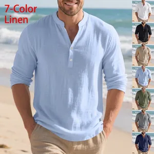 Detailansicht eines blauen Herren-Leinen-Henleyshirts mit sieben Farboptionen