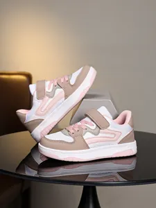 Baskets stylées pour enfants rose et beige avec détails en maille et velcro solide