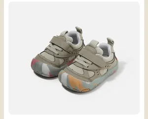 Detailansicht grauer Kleinkind-Lauflernschuhe mit bunter Tarnsohle.