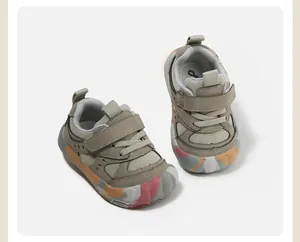 Stilvolle graue Kleinkind-Sneaker mit bunten Antikollisionssohlen für Babys und Kinder