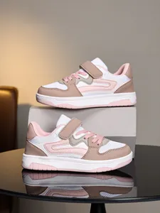 Détail de profil des baskets décontractées roses et beige pour enfants en mesh.