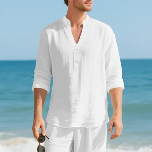Atmungsaktives weißes Leinen-Henley-Shirt für Herren in entspannter Strandkulisse
