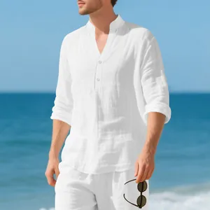 Premium Herren Henley-Hemd aus atmungsaktivem weißem Leinen mit Stehkragen am Strand