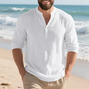 Detailansicht eines weißen Leinen-Henley-Shirts mit Stehkragen und Knöpfen am Strand