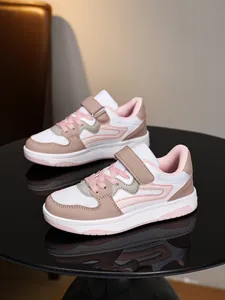 Vue détaillée de baskets pour enfants roses et beige avec maille respirante et velcro