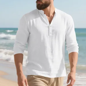 Detailansicht eines atmungsaktiven weißen Leinen-Henley-Shirts mit Stehkragen am Strand.