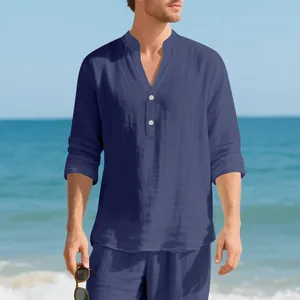 Lässiges marineblaues Leinen-Henley-Hemd für Herren in sonniger Strandumgebung Detail