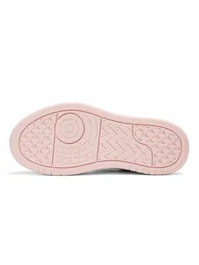 Vue détaillée de la texture rose antidérapante de la semelle des baskets enfants