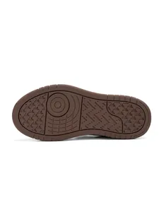 Vue détaillée d'une semelle en caoutchouc marron durable avec motif antidérapant enfant