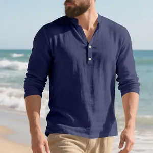 Detailansicht der atmungsaktiven Stoffstruktur eines dunkelblauen Henley-Hemdes für Herren
