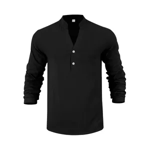 Detailansicht eines schwarzen Leinen-Henley-Shirts für Herren mit Stehkragen und Knöpfen