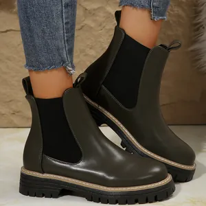 Vista detallada de botines Chelsea verde oscuro con plataforma para mujer de alta calidad