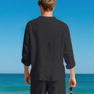 Rückansicht eines atmungsaktiven schwarzen Leinen-Henleyshirts für Herren am Strand