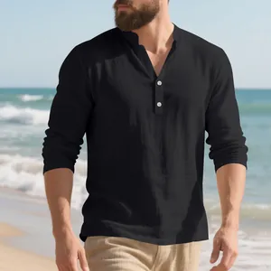 Detailansicht eines schwarzen Herren-Leinen-Henleyshirts mit Stehkragen und weißen Knöpfen