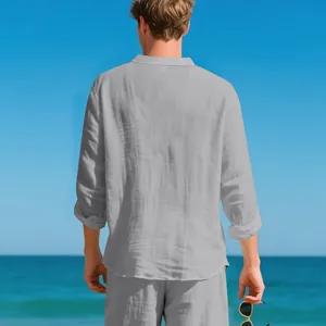 Die Rückansicht eines grauen, atmungsaktiven Leinen-Henleyshirts für Herren am Strand