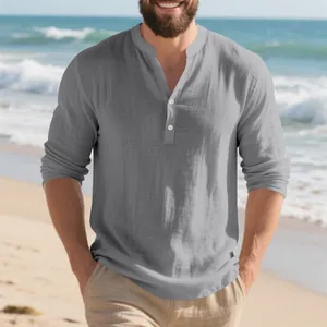 Detailansicht eines grauen Leinen-Henley-Shirts für Herren mit Knopfleiste am Strand