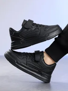 Vue détaillée de baskets noires décontractées pour enfants avec velcro
