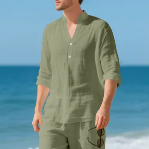 Atmungsaktives, salbeigrünes Leinen-Henley-Hemd und passende Hose für Herren am Strand