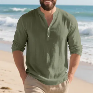 Detailansicht eines khakifarbenen Leinen-Henley-Shirts für Herren am Strand