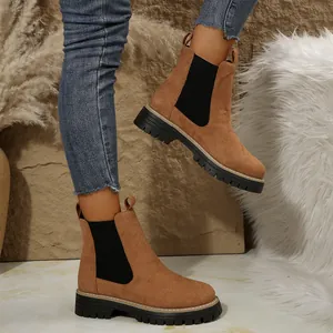 Detalle de botines Chelsea para mujer en ante marrón con suelas de plataforma negras