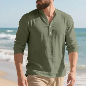 Nahaufnahme eines olivgrünen Leinen-Henley-Shirts für Herren mit Knöpfen und einem Stehkragen