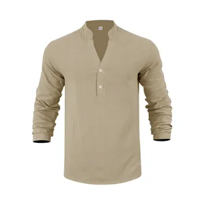 Detailansicht eines khakifarbenen Leinen-Henley-Shirts mit Stehkragen und V-Ausschnitt